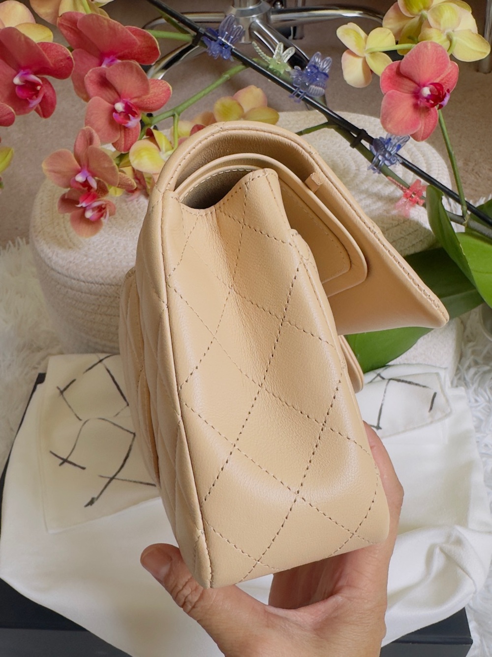 CHANEL Beige Quilted Leather Shoulder Bag with Chain Strap - Picture 4 of 16